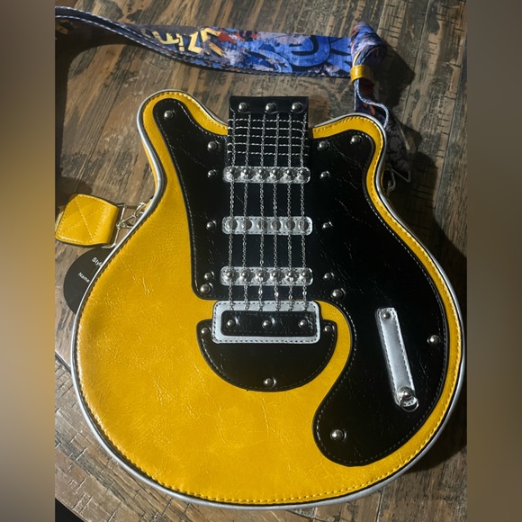 NWT Rockin’ Guitar  Shaped Crossbody Bag 🎸🎸 - Picture 2 of 12
